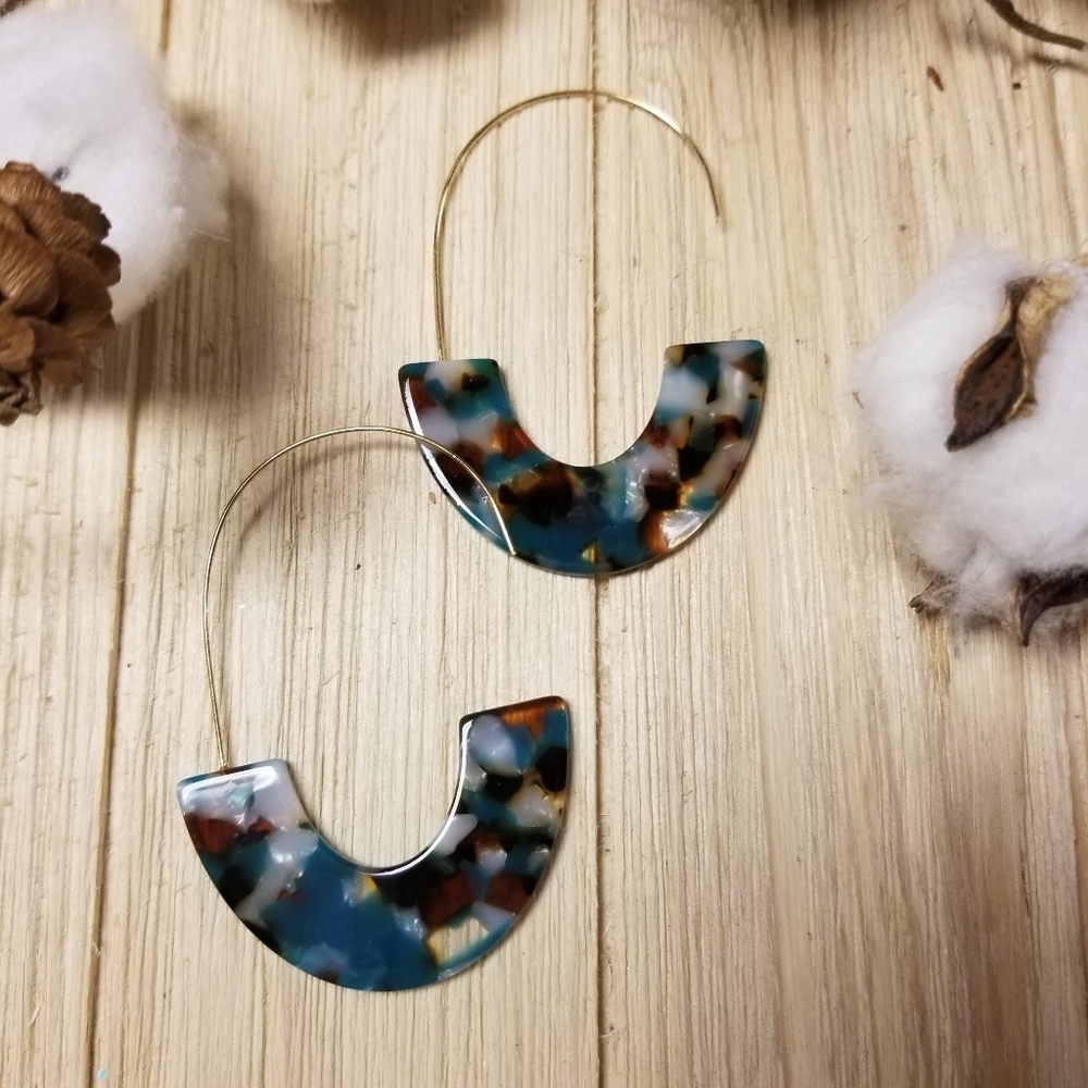 Beautiful TURQUOISE crushed shell hook earrings - Picture 2 of 7
